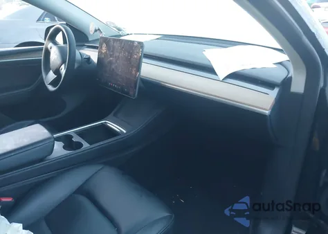 2023 Tesla Model Y Awd/Long Range Dual Motor All-Wheel Drive z USA, uszkodzony, nr VIN 7SAYGDEE1PF853810